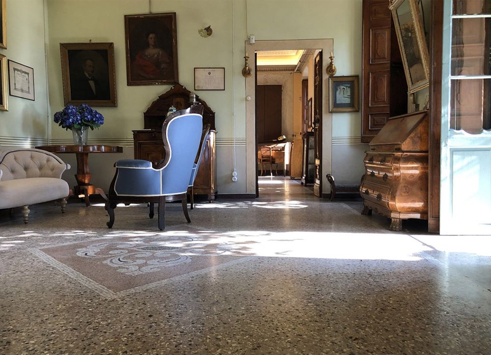 interno palazzo storico sul Lago