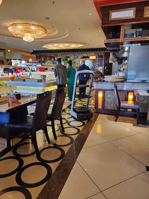 Ein Serviceroboter serviert im chinesischen Restaurant in Erding