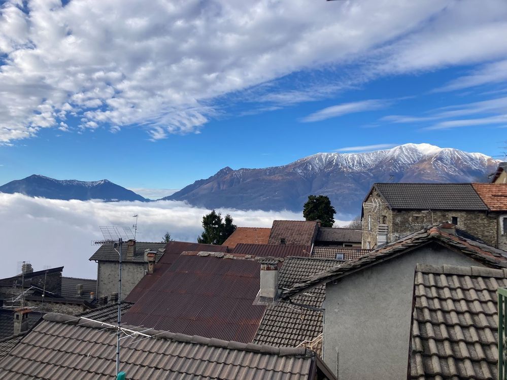 Vistas desde la terraza del lago de Como cubierto de nubes.
