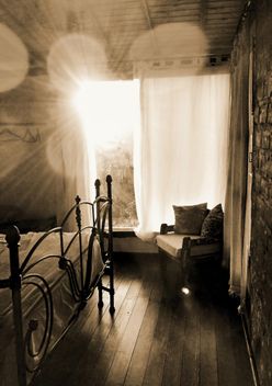 Um quarto beijado pelo sol a cada amanhecer.  Nele reina uma antiga cama de ferro.