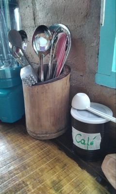 Óla mais bambu aqui, exibindo alguns utensílios de cozinha. O café fica bem guardadinho numa lata reaproveitada e pintada.